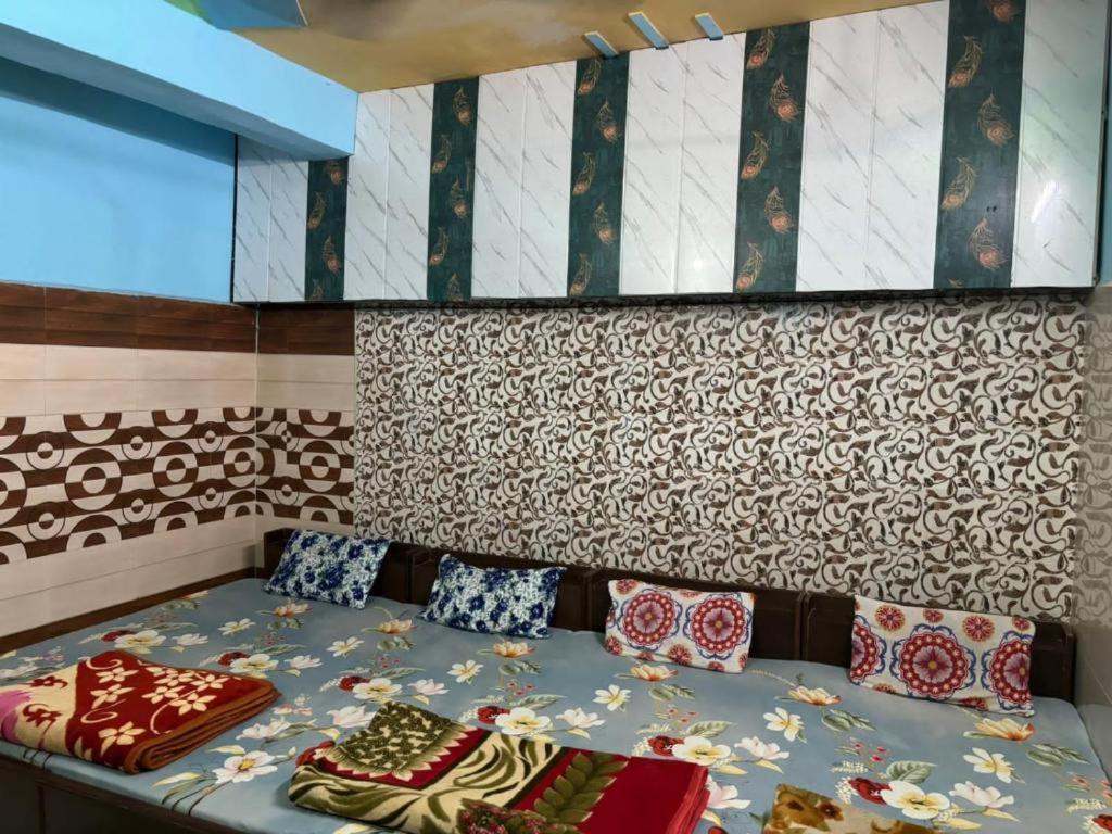 Maatu Shri Comfort Stay-Guest House Матхура Экстерьер фото